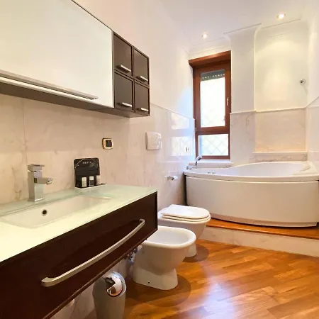 Piramide Luxury Colosseum Rome