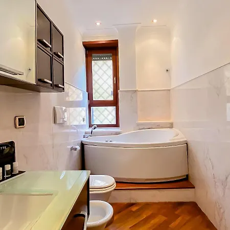 Piramide Luxury Colosseum